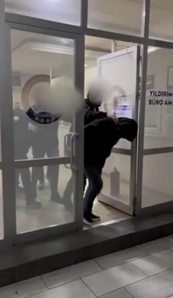 Bursa'da Saklanan Uyuşturucuları Polis Tek Tek Buldu! (2)