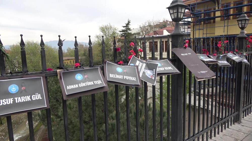 Bursa'da Setbaşı Köprüsü Karanfillerle Donatıldı! (1)