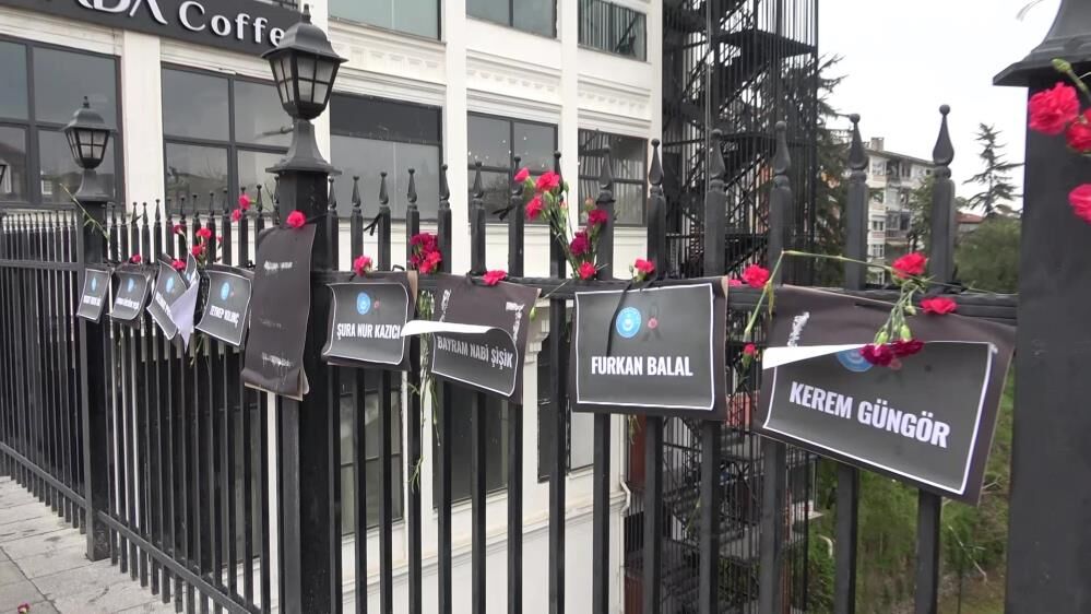 Bursa'da Setbaşı Köprüsü Karanfillerle Donatıldı! (2)