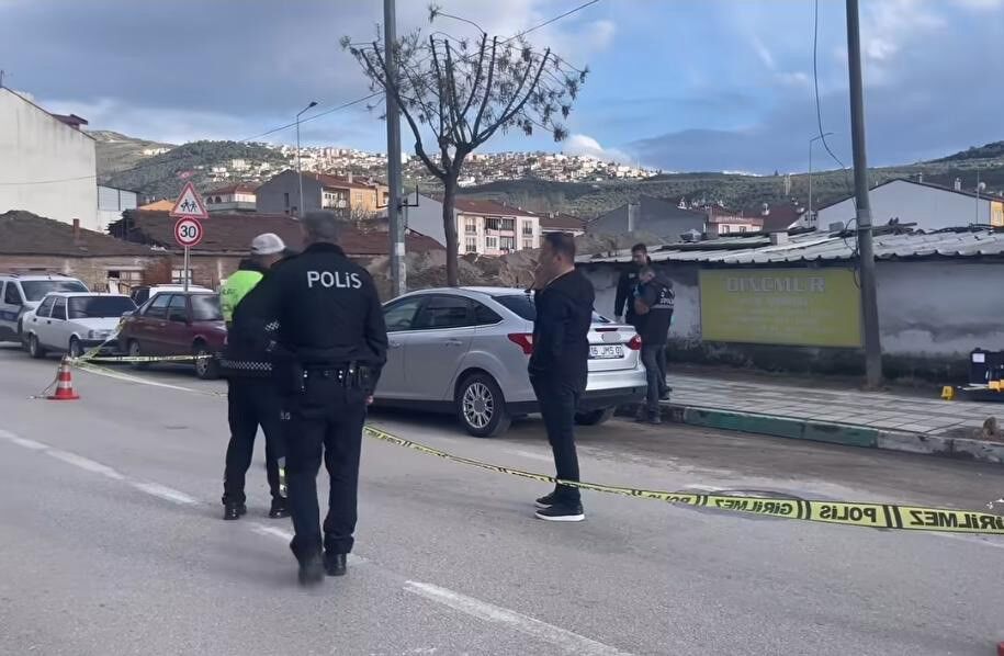 Bursa'da Silahlı Saldırı! Yaralı Halde Kaçıp Polise Sığındı (1)