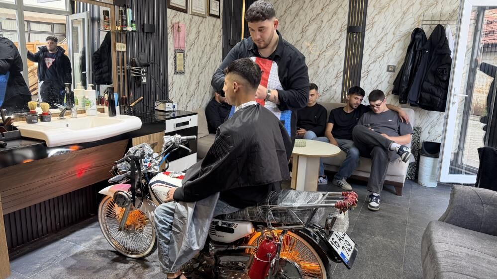 Bursa’da Sıra Dışı Berber Görenleri Hayrete Düşürdü! Berber Koltuğunu Gören Şok Oldu (1)