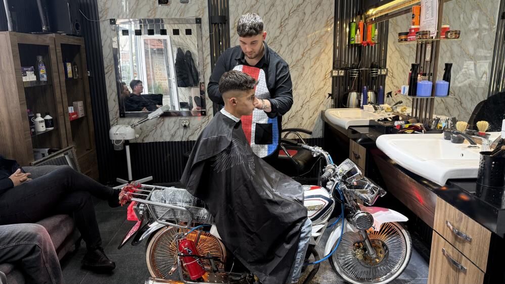 Bursa’da Sıra Dışı Berber Görenleri Hayrete Düşürdü! Berber Koltuğunu Gören Şok Oldu (2)