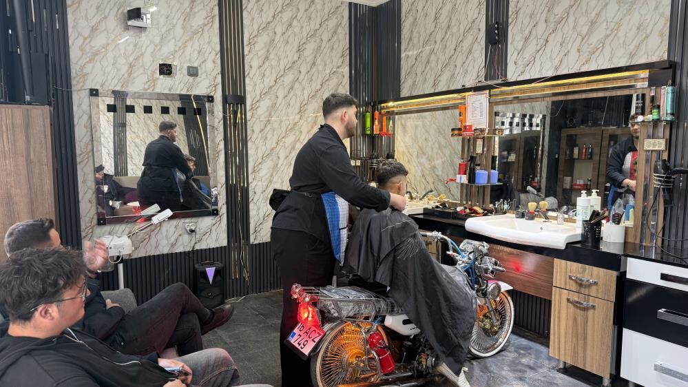 Bursa’da Sıra Dışı Berber Görenleri Hayrete Düşürdü! Berber Koltuğunu Gören Şok Oldu (4)