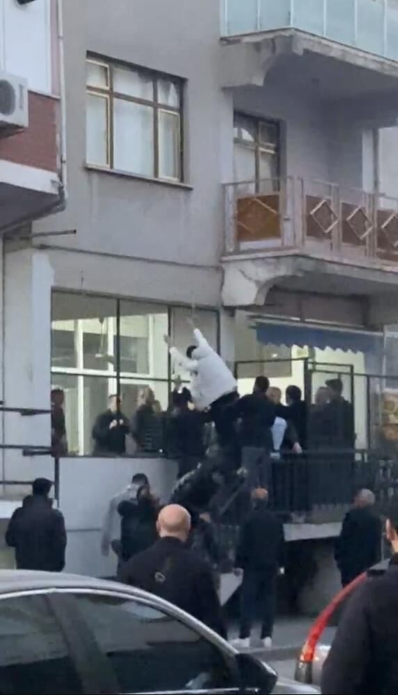 Bursa’da Sokak Ortasında Kavga! Tekme Ve Sopalar Havada Uçuştu (1)