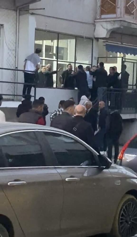 Bursa’da Sokak Ortasında Kavga! Tekme Ve Sopalar Havada Uçuştu (2)