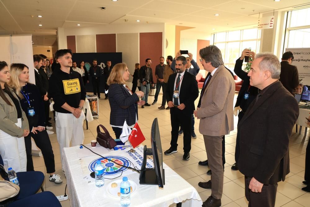 Bursa'da Teknoloji Fuarı’nda Sektör Temsilcileri Öğrencilerle Buluştu! (3)