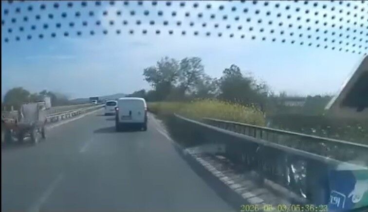 Bursa'da Ters Yönden Gelen At Arabası Trafiği Birbirine Kattı! (2)