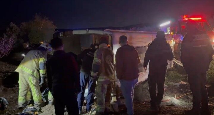 Bursa’da Yolcu Minibüsü Devrildi! 1 Ölü, 12 Yaralı (1)-1