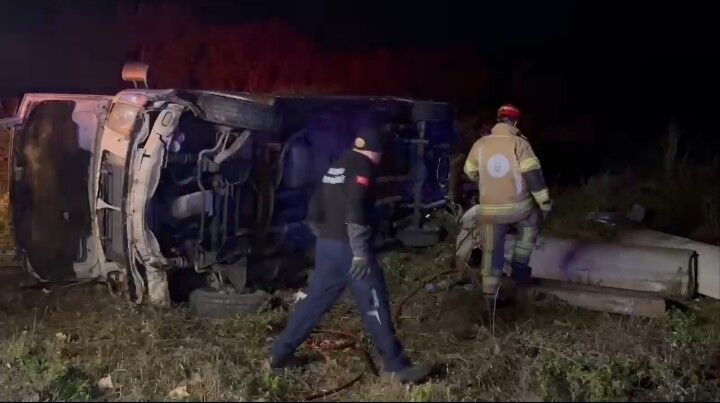 Bursa’da Yolcu Minibüsü Devrildi! 1 Ölü, 12 Yaralı (2)