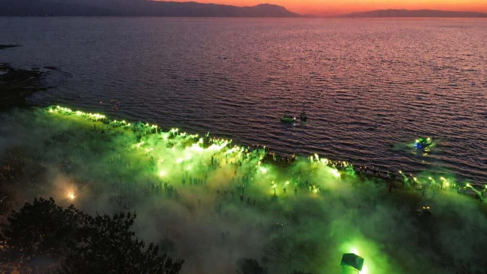 Bursa'da Yüzlerce Kişinin Yaktığı Meşaleler Görsel Şölen Oluşturdu! (1)