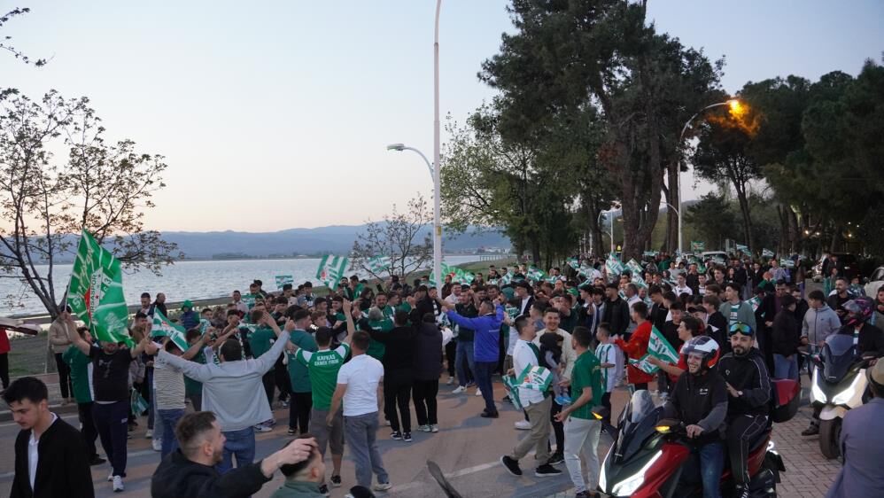 Bursa'da Yüzlerce Kişinin Yaktığı Meşaleler Görsel Şölen Oluşturdu! (2)