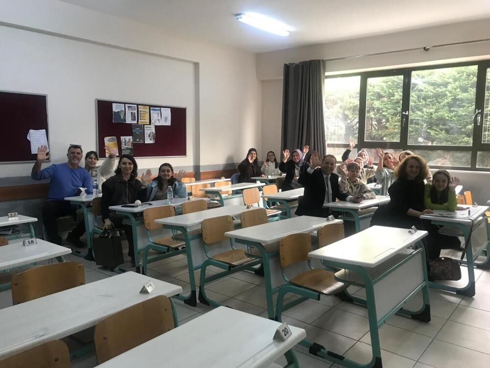 Bursa'daki Okulda Veliler Çocuklarıyla Sınava Girdi! (3)