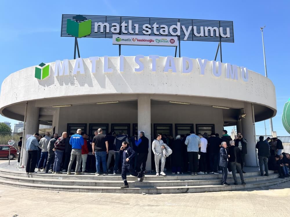 Bursaspor Kombinelerine Yoğun İlgi! Stat Önünde Uzun Kuyruklar Oluştu (2)