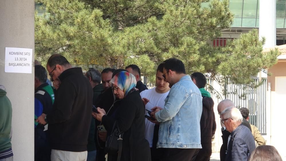 Bursaspor Kombinelerine Yoğun İlgi! Stat Önünde Uzun Kuyruklar Oluştu (4)