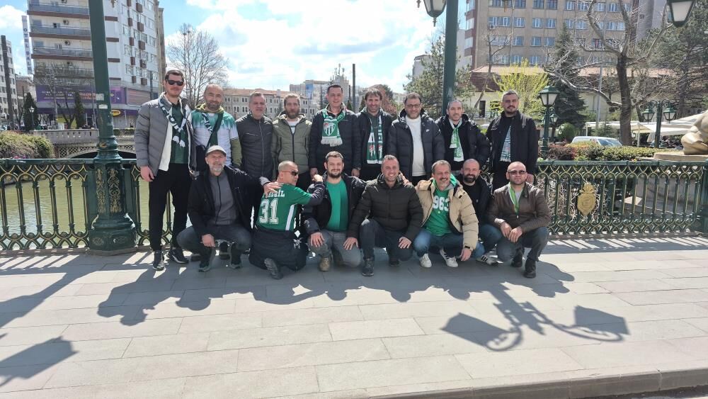 Bursaspor Taraftarı, Eskişehir Sokaklarında Tezahüratlar Yaparak Dolaştı! (3)