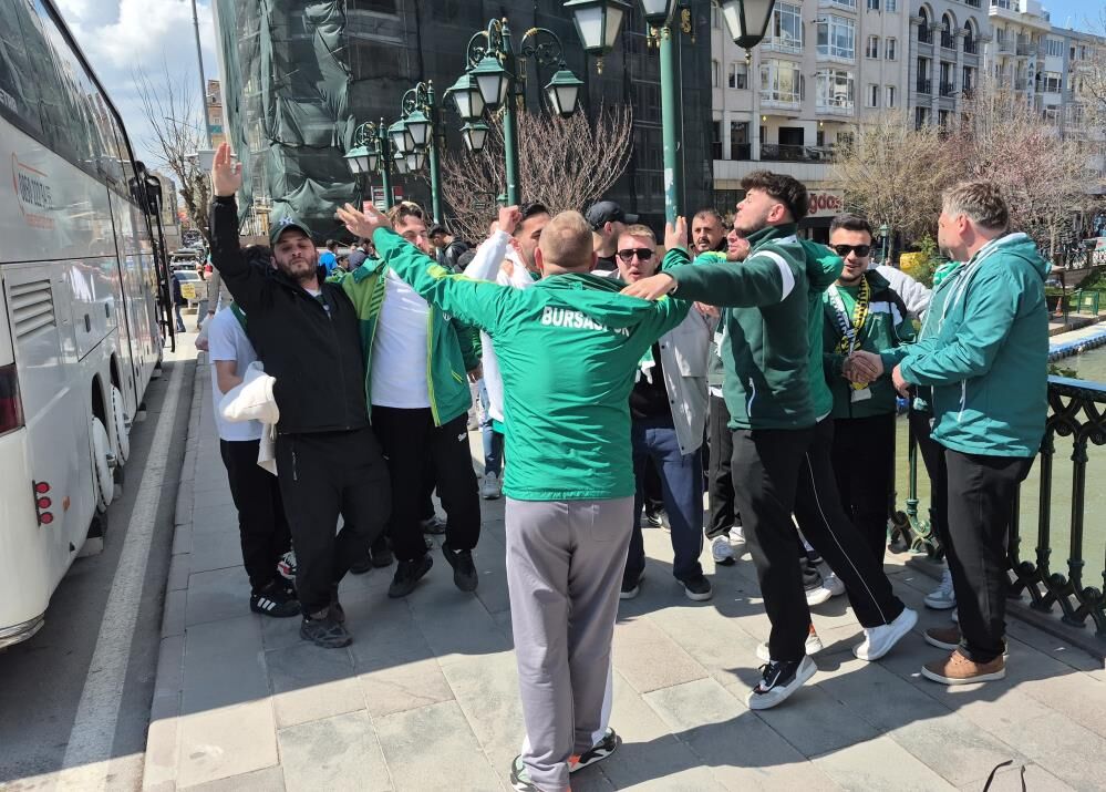 Bursaspor Taraftarı, Eskişehir Sokaklarında Tezahüratlar Yaparak Dolaştı! (4)