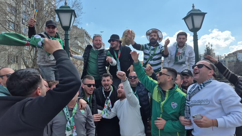 Bursaspor Taraftarı, Eskişehir Sokaklarında Tezahüratlar Yaparak Dolaştı! (5)