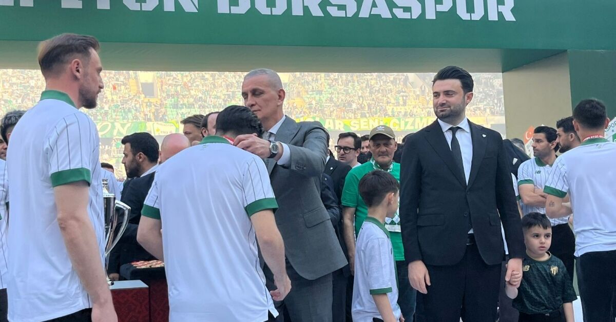 Bursaspor’a Şampiyonluk Kupasını Verdi Dakikalarca Islıklandı-1