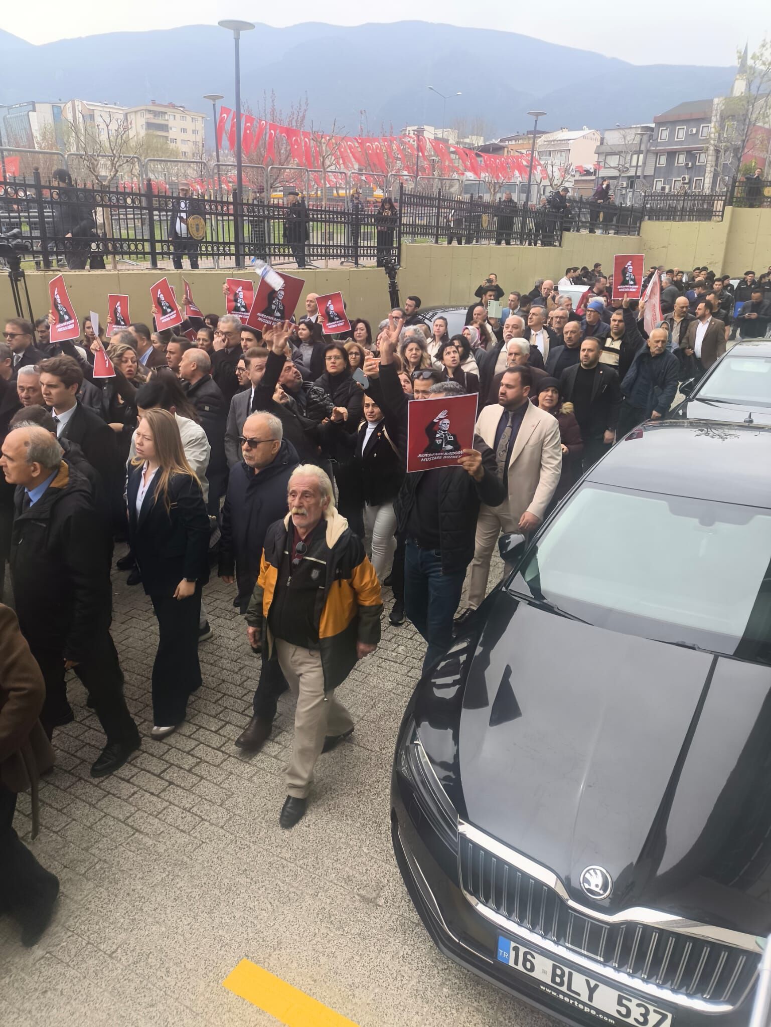 Chp Heyeti Belediye Önünden Ayrıldı! Polis Müdahalesi Olmadan Dağıldılar