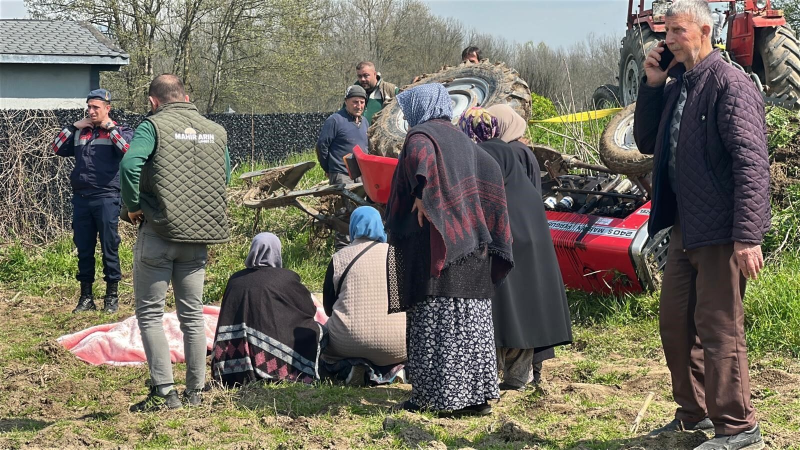 Devrilen Traktörün Altında Kalarak Hayatını Kaybetti (1)