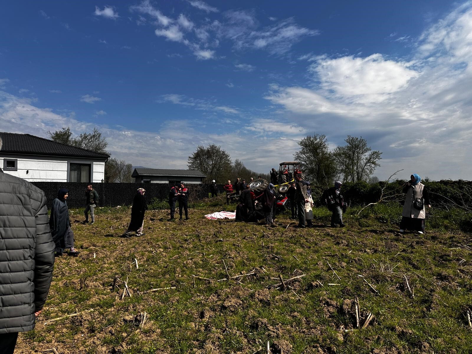 Devrilen Traktörün Altında Kalarak Hayatını Kaybetti (3)