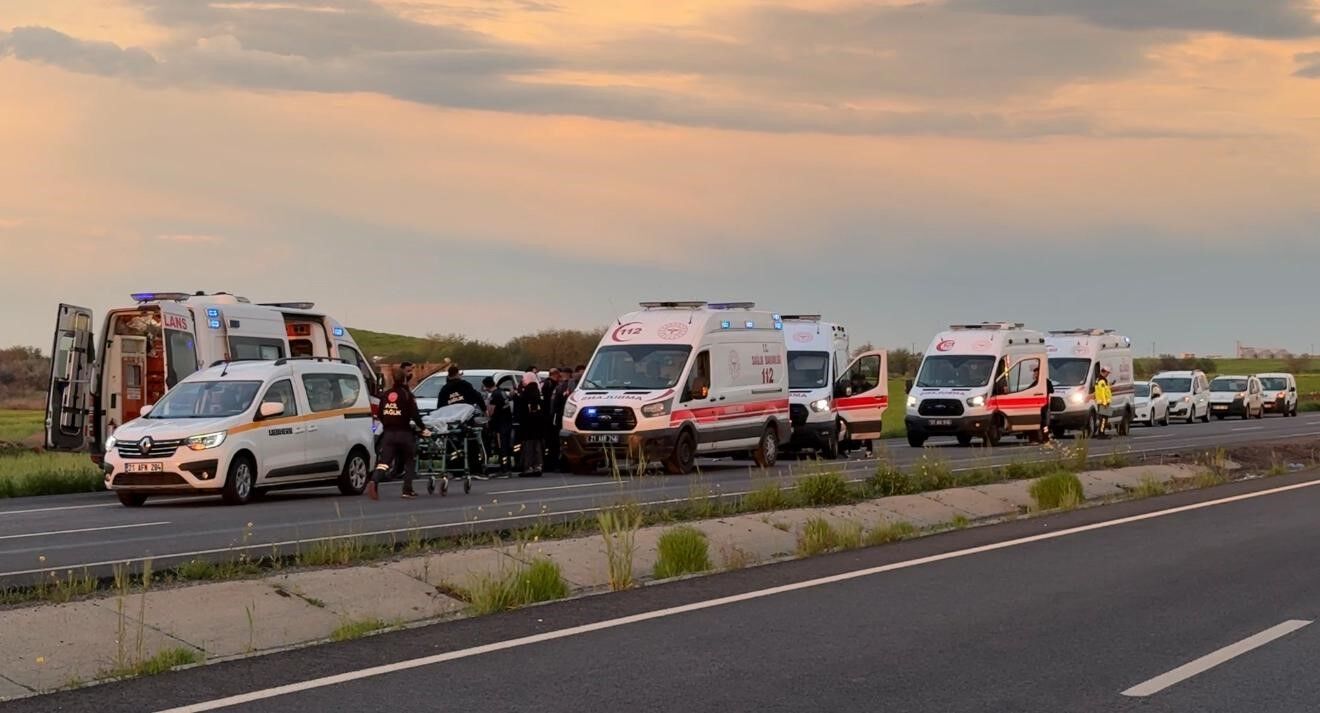 Diyarbakır’da Faciadan Dönüldü! Takla Atan Araçtaki 10 Kişi Yaralandı (1)