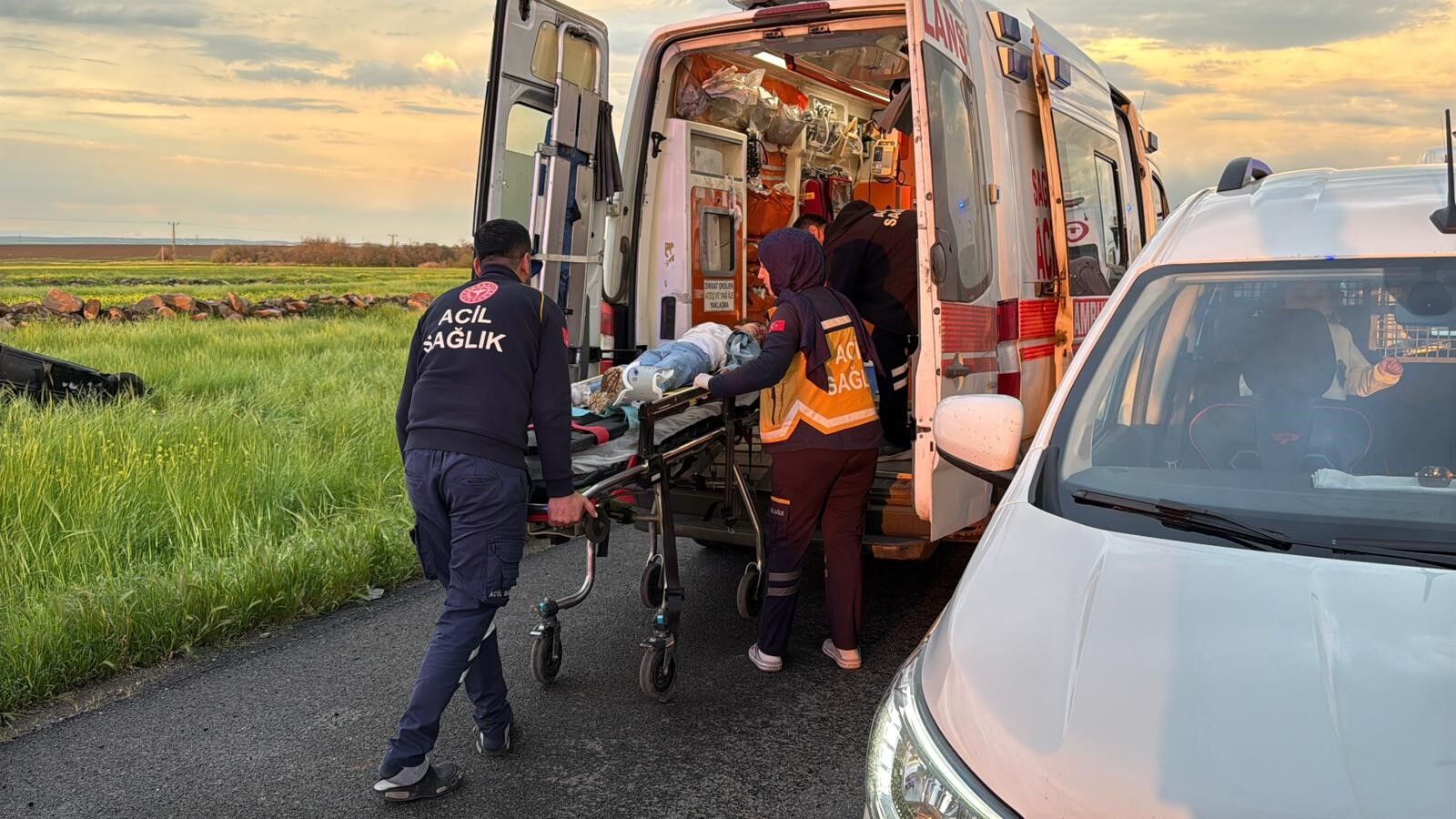 Diyarbakır’da Faciadan Dönüldü! Takla Atan Araçtaki 10 Kişi Yaralandı (2)