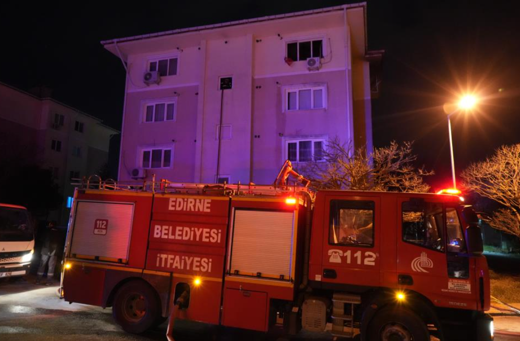 Edirne'de Apartman Dairesinde Korkutan Yangın (1)