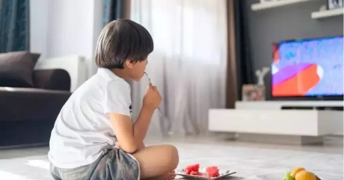 Ekran Karşısında Yemek Yiyen Çocuklar Tehlike Altında Mı Uzmanlar Aileleri Uyarıyor Gencgazete