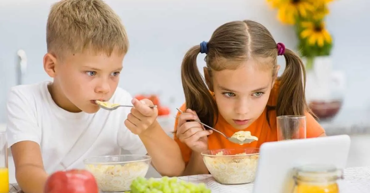 Ekran Karşısında Yemek Yiyen Çocuklar Tehlike Altında Mı Uzmanlar Aileleri Uyarıyor4 Gencgazete