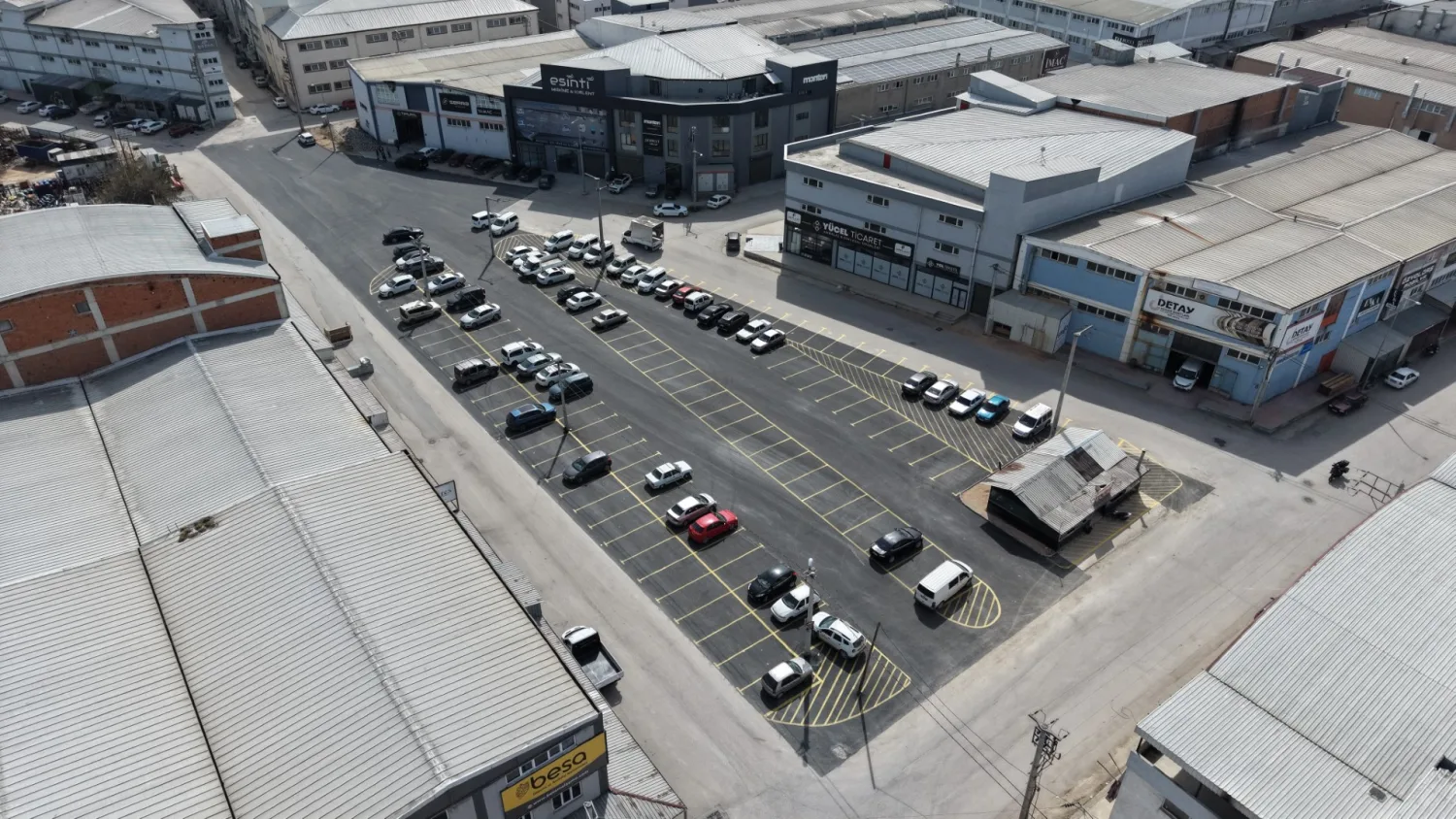 İnegöl Belediyesi, Ağaç İşleri Sanayisinde Çavdar Sokak Üzerinde Bulunan 2900 M2 Alanda Hayata Geçirdiği Uygulama Ile 127 Araçlık Ücretsiz Otoparkı Vatandaşların Hizmetine Sundu (2)