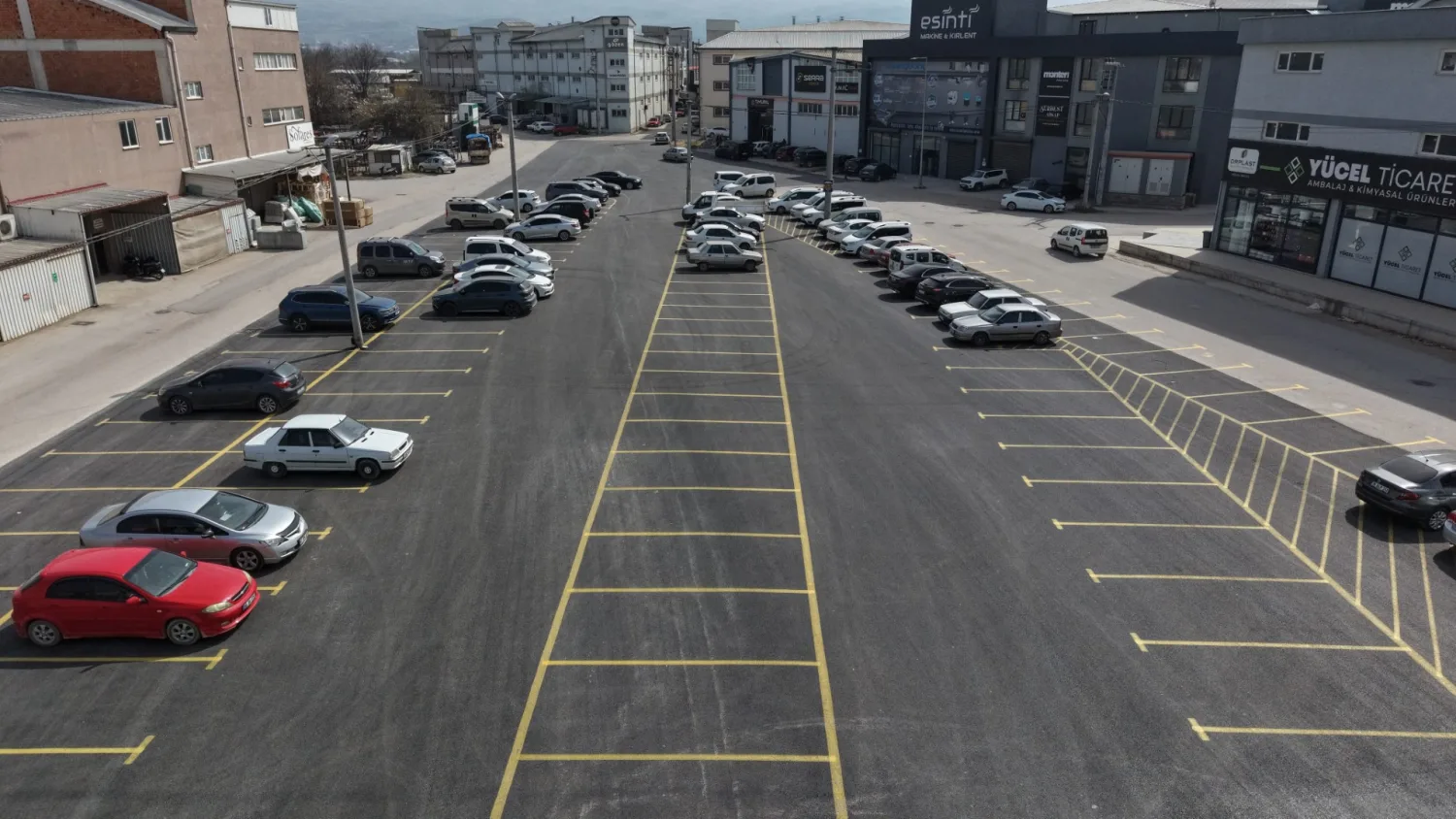 İnegöl Belediyesi, Ağaç İşleri Sanayisinde Çavdar Sokak Üzerinde Bulunan 2900 M2 Alanda Hayata Geçirdiği Uygulama Ile 127 Araçlık Ücretsiz Otoparkı Vatandaşların Hizmetine Sundu (3)