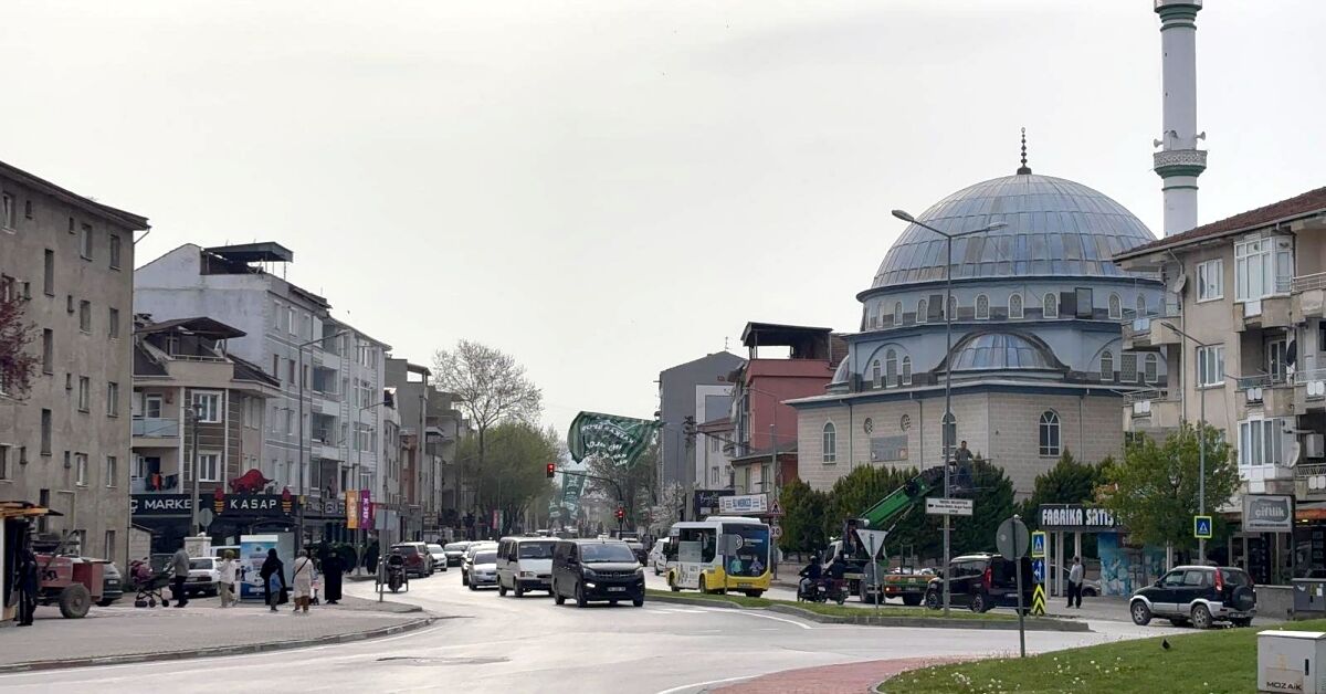 İnegöl Şampiyonluk Maçına Hazırlanıyor! Caddeler Kafkasspor Bayraklarıyla Süsleniyor (2)