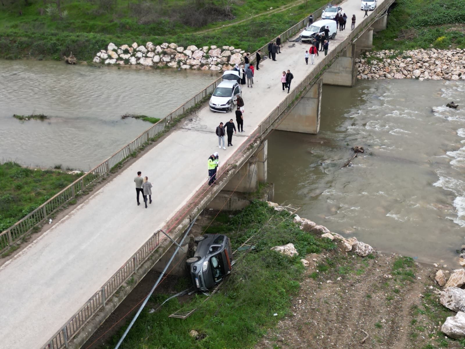 İnegöl’de 3 Araç Çarpıştı, 1 Araç Köprüden Düştü! Yaralılar Var.. (2)