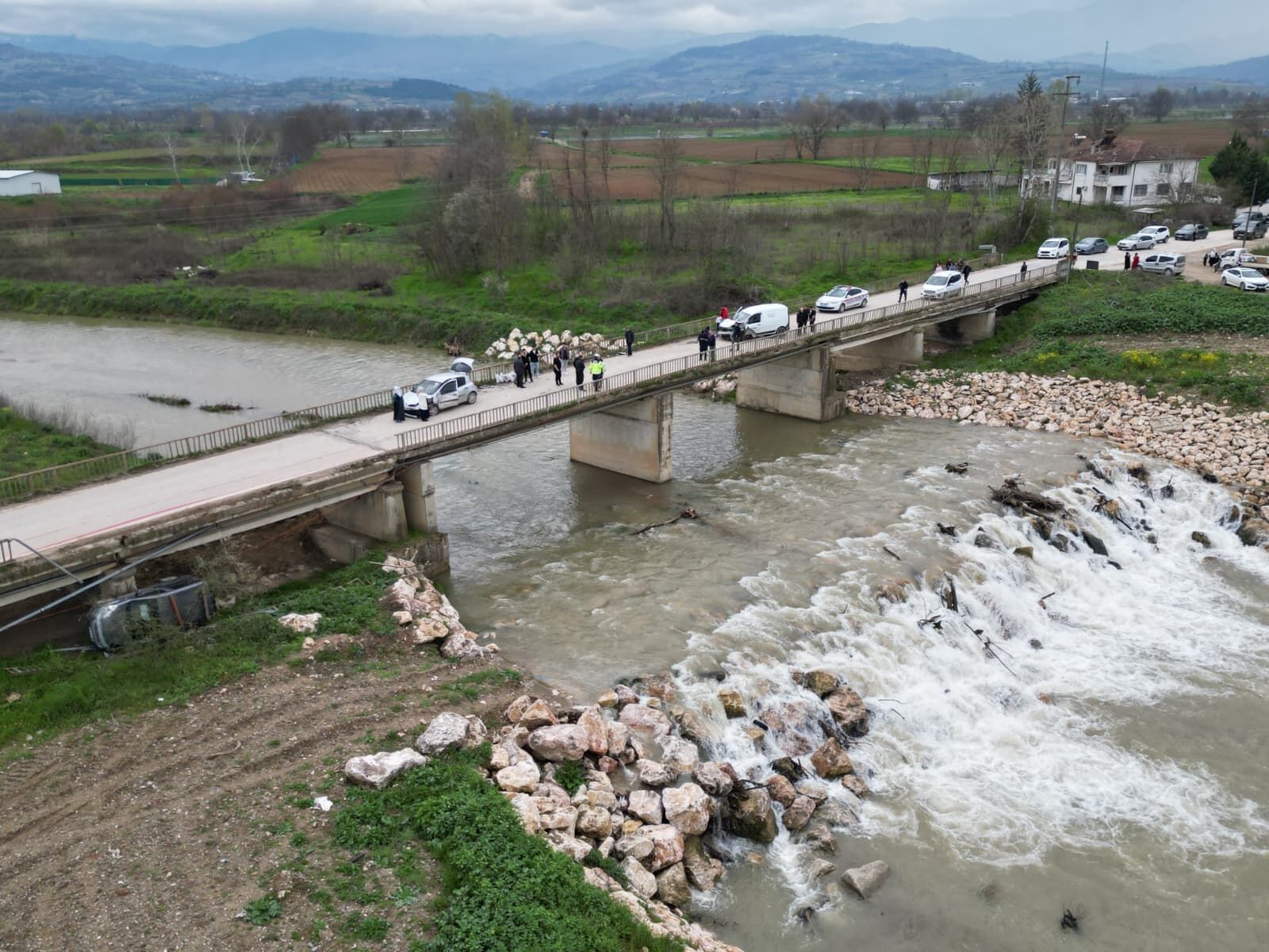 İnegöl’de 3 Araç Çarpıştı, 1 Araç Köprüden Düştü! Yaralılar Var.. (4)