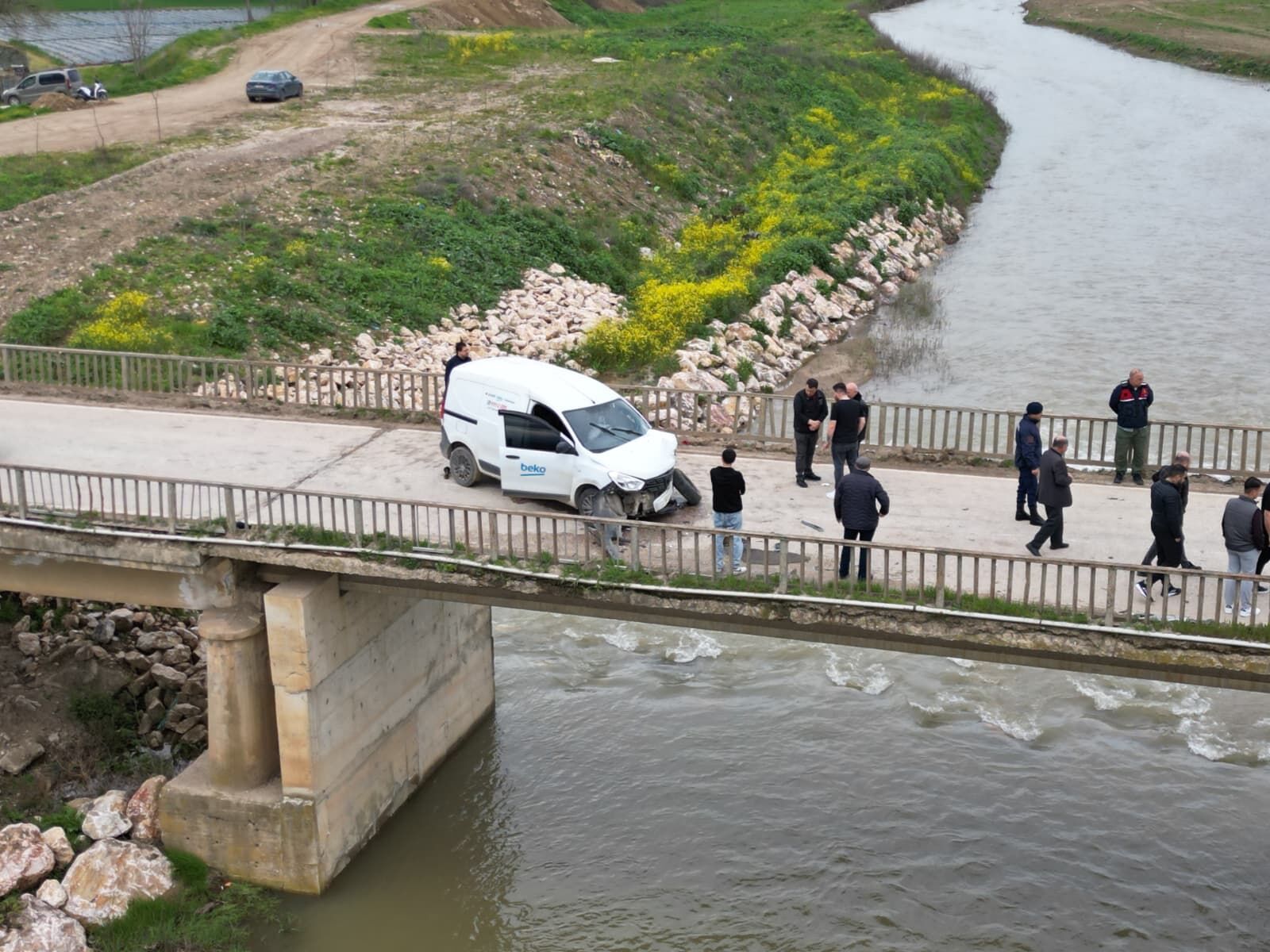 İnegöl’de 3 Araç Çarpıştı, 1 Araç Köprüden Düştü! Yaralılar Var.. (5)