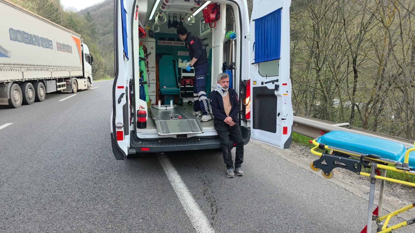 İnegöl’de Bariyere Çarpan Otomobilde 2 Kişi Yaralandı (1)