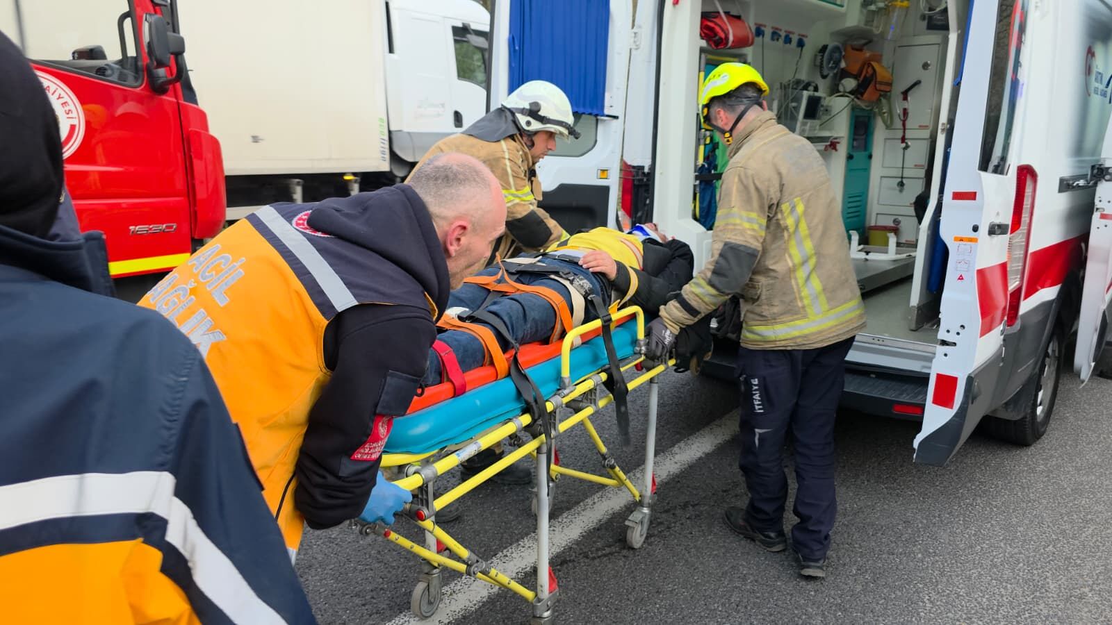 İnegöl’de Bariyere Çarpan Otomobilde 2 Kişi Yaralandı (3)