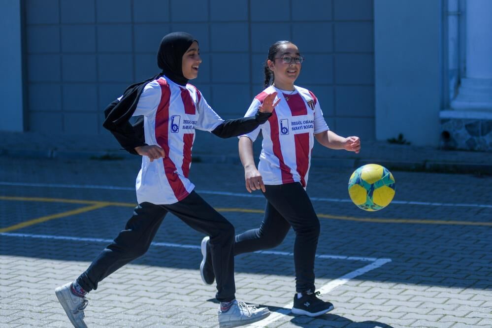 İnegöl'de Bin 100 Öğrenciye İnegölspor Forması Dağıtıldı! (3)