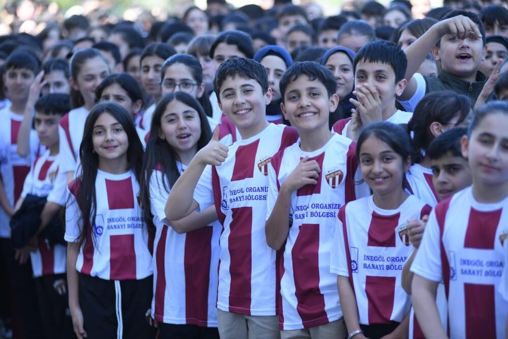 İnegöl'de Bin 100 Öğrenciye İnegölspor Forması Dağıtıldı! (5)