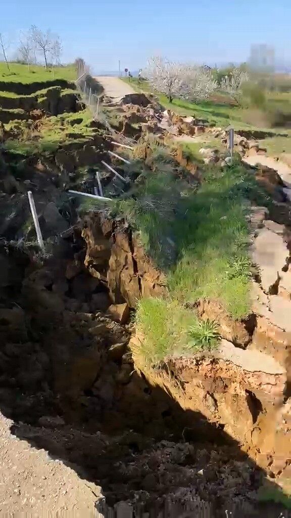 İnegöl’de Heyelan Yolu Kapattı! İki Mahalle Arasındaki Ulaşım Kesildi (3)