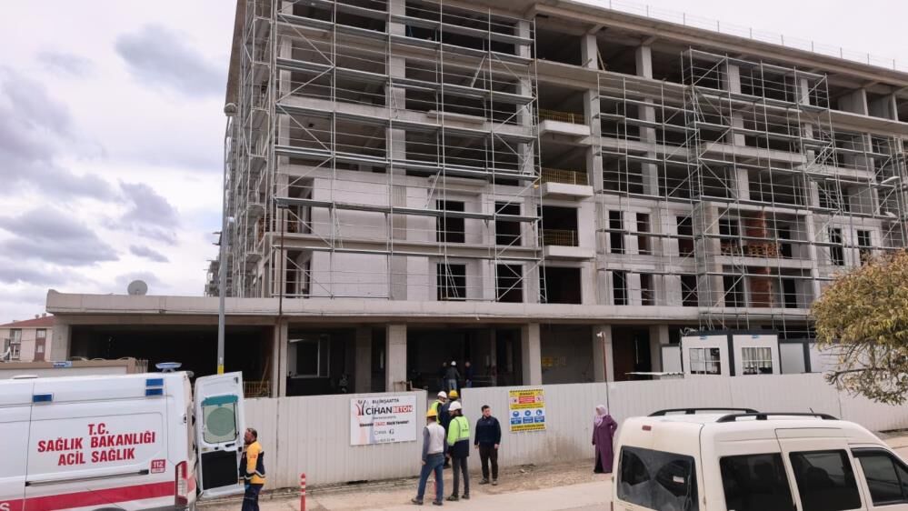 İnegöl'de Inşaatın 2. Katından Düşen Işçi Yaralandı! (1)