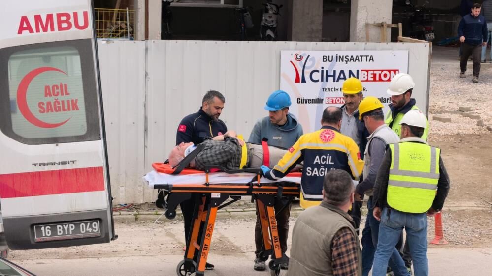 İnegöl'de Inşaatın 2. Katından Düşen Işçi Yaralandı! (3)