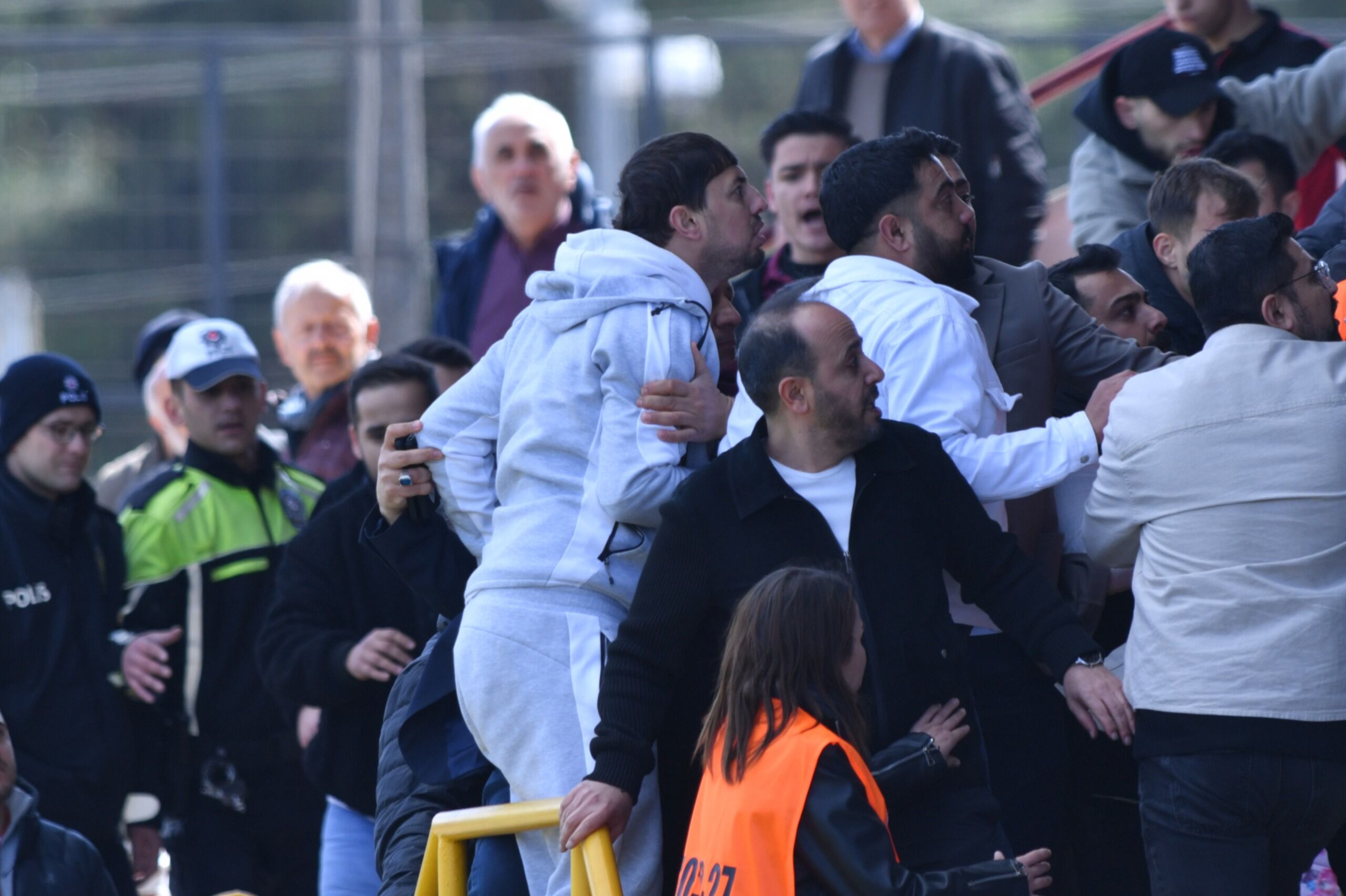 İnegöl'de Maça Kaçak Girdi! Olayları Da O Başlattı Gencgazete (3)