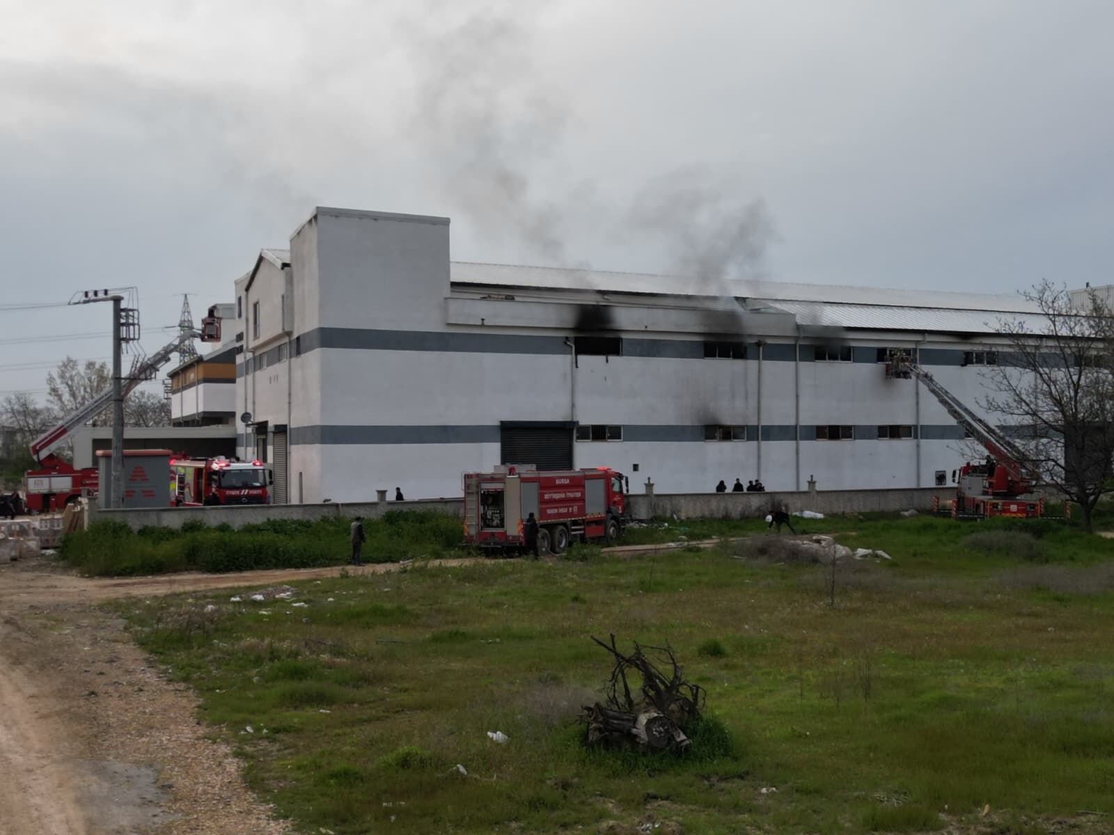 İnegöl’de Mobilya Fabrikasında Yangın Çıktı (1)-1