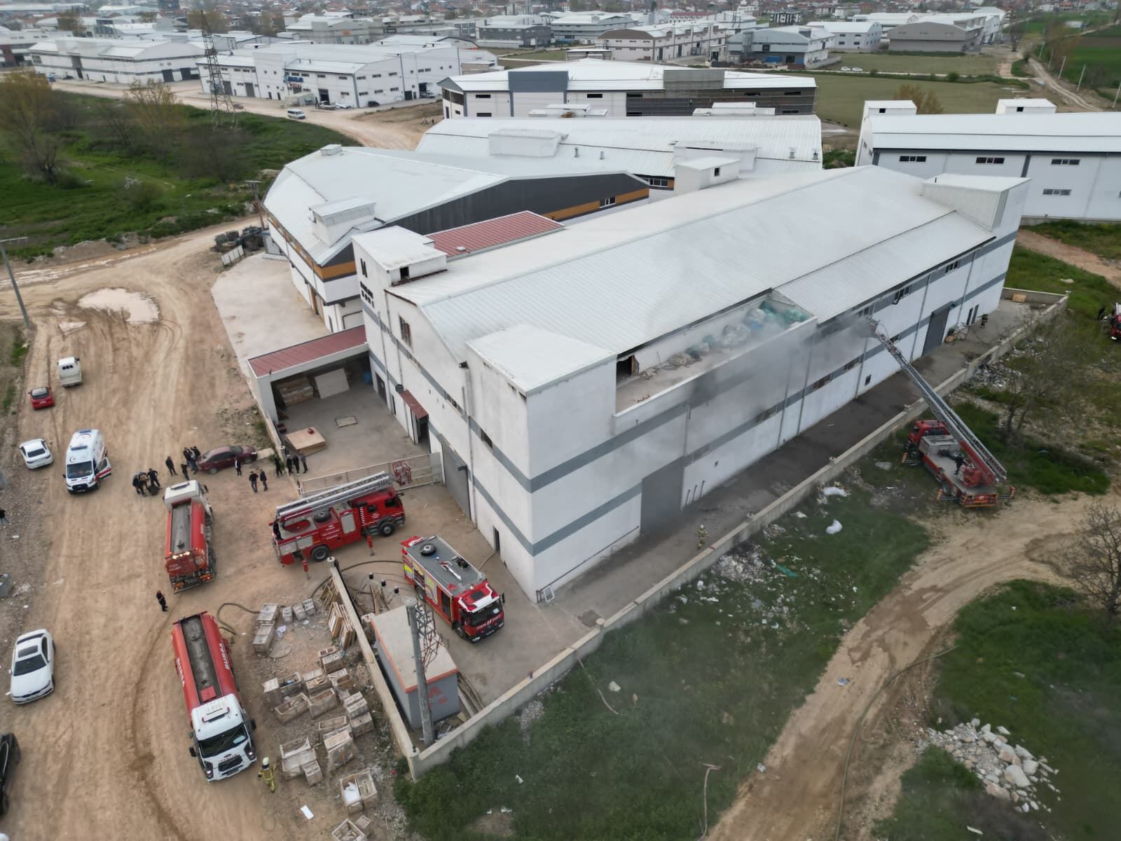 İnegöl’de Mobilya Fabrikasında Yangın Çıktı (2)