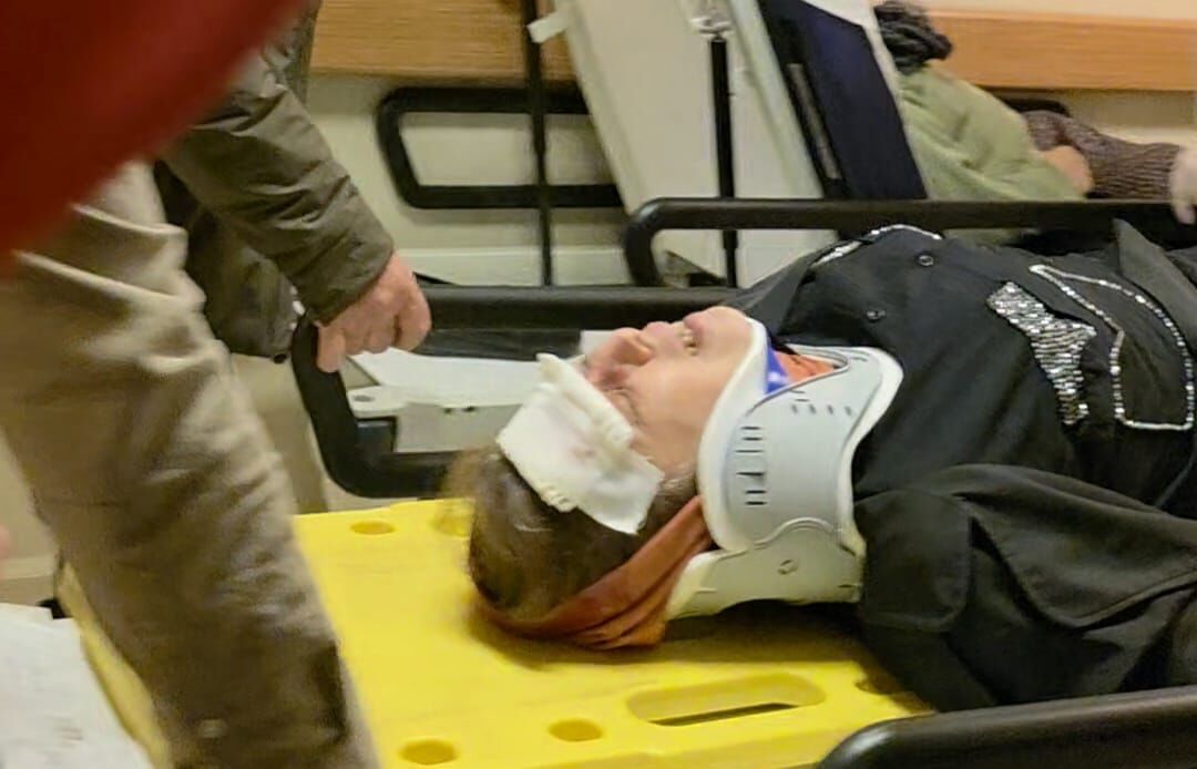 İnegöl’de Otomobil Elektrik Direğine Çarptı! 2 Yaralı (2)