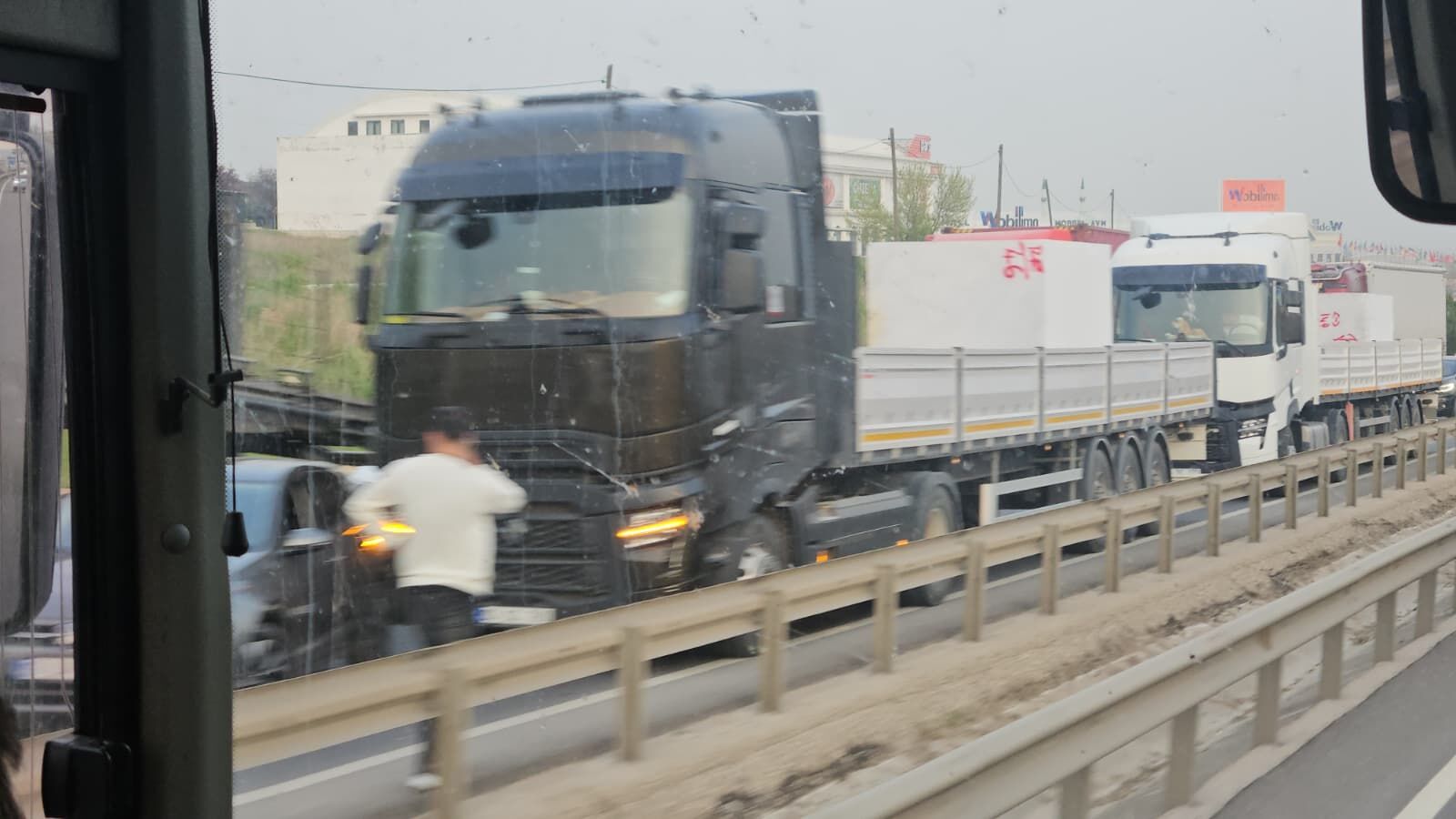 İnegöl'de Şehitler–Yenice Arası Trafik Kilitlendi Genç Gazete (2)