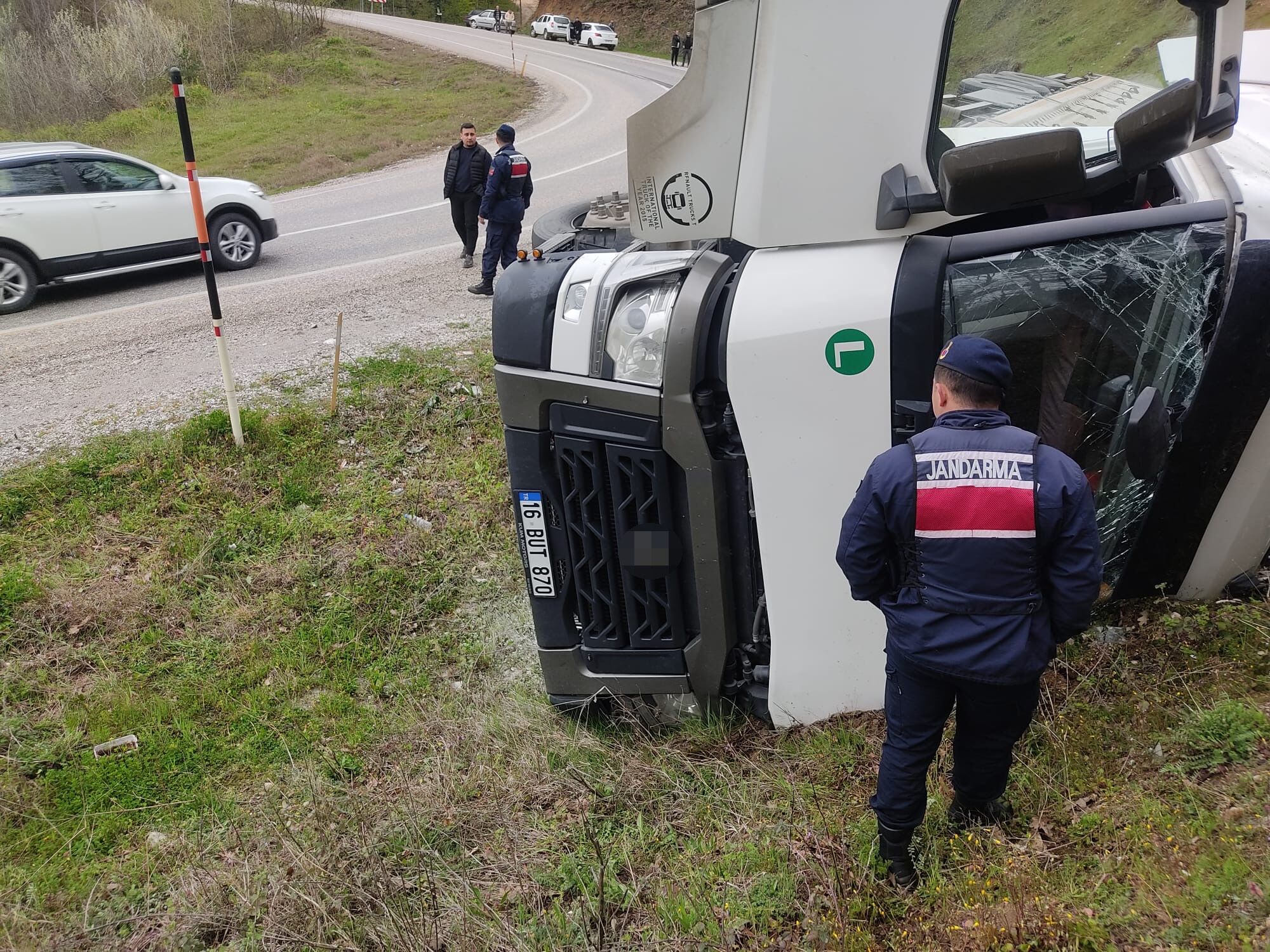 İnegöl'de Su Yüklü Tır Yamaca Devrildi! 1 Yaralı (1)