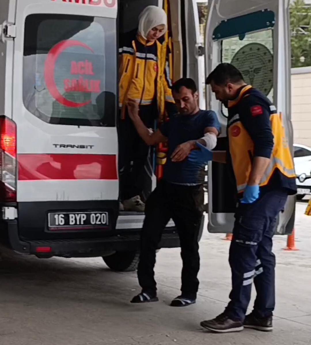 İnegöl'de Su Yüklü Tır Yamaca Devrildi! 1 Yaralı (3)